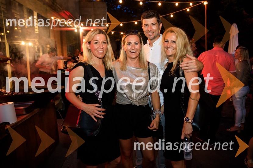 10 let salona keramike INTERRIER SHOWROOM