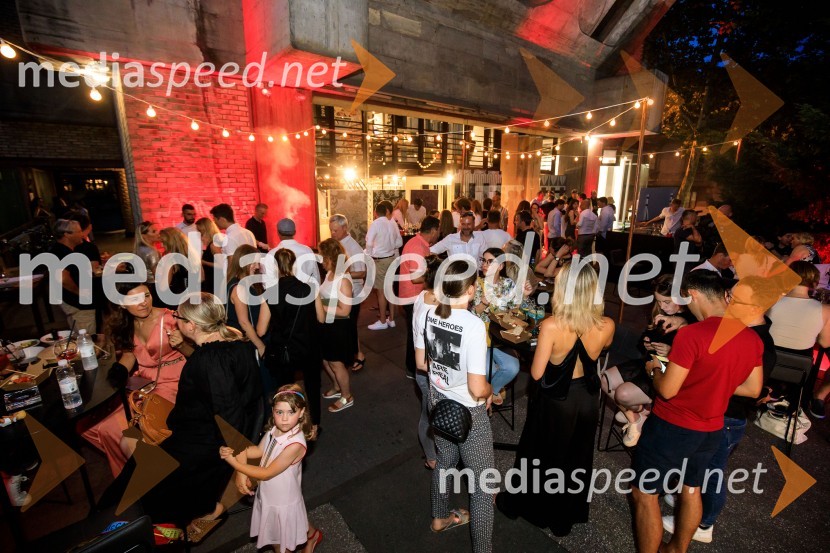 10 let salona keramike INTERRIER SHOWROOM