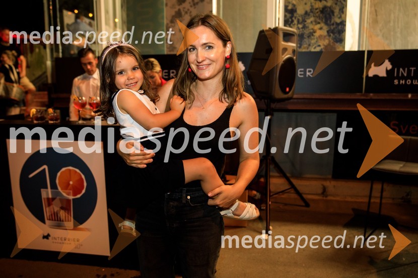 10 let salona keramike INTERRIER SHOWROOM