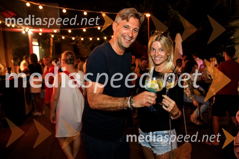 10 let salona keramike INTERRIER SHOWROOM