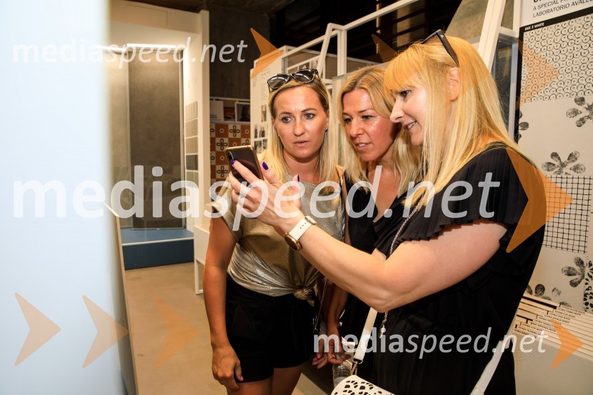 10 let salona keramike INTERRIER SHOWROOM