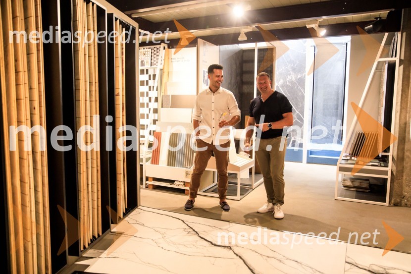 10 let salona keramike INTERRIER SHOWROOM