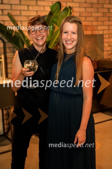 10 let salona keramike INTERRIER SHOWROOM