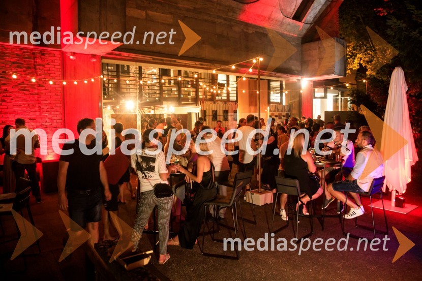 10 let salona keramike INTERRIER SHOWROOM