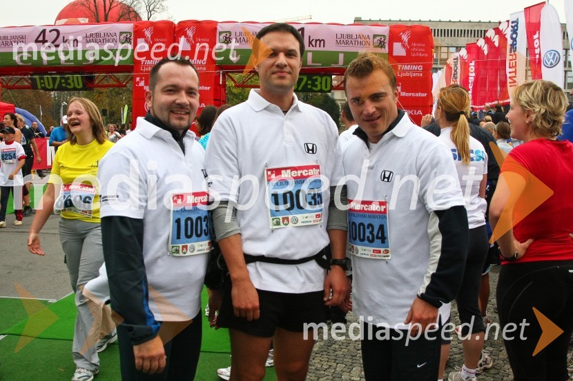 Aljaž Farasin, Metod Žunec in Matjaž Robavs, člani skupine Eroika v cilju 10,5 km tekaLjubljanski maraton