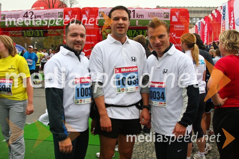 Aljaž Farasin, Metod Žunec in Matjaž Robavs, člani skupine Eroika v cilju 10,5 km tekaLjubljanski maraton
