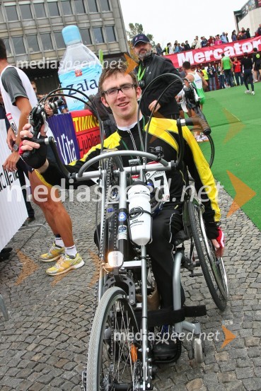 Gal Jakič, smučarski reprezentant v paraskiju, tekmovalec polmaratona (21 km)Ljubljanski maraton