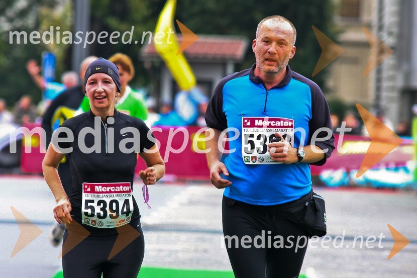 Ali Žerdin, urednik Dnevnikove priloge Objektiv, z ženoLjubljanski maraton