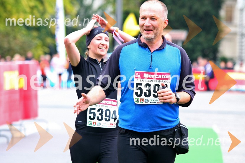 Ali Žerdin, urednik Dnevnikove priloge Objektiv, z ženoLjubljanski maraton