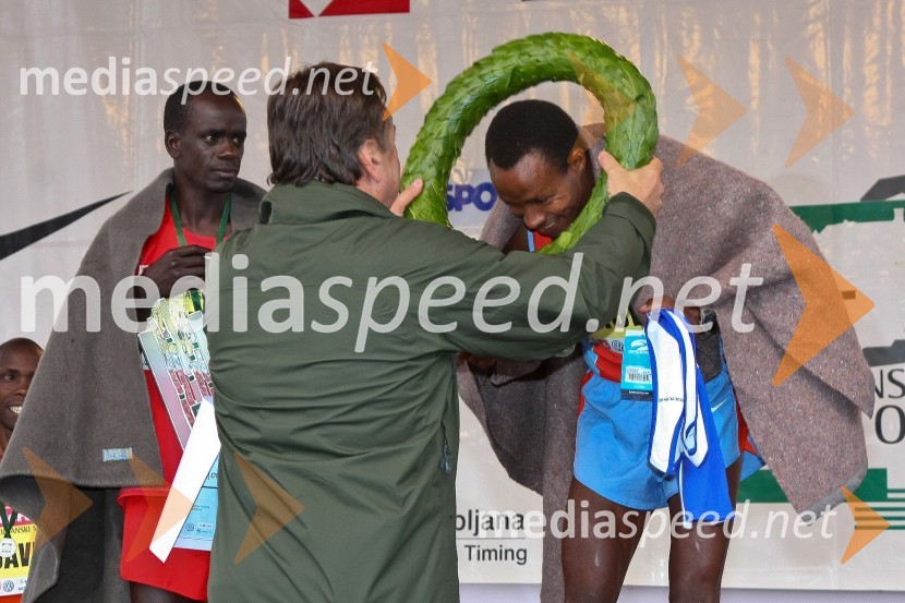Ibrahim Limo (Kenija), 2. mesto na Ljubljanskem maratonu, Zoran Jankovič, župan Ljubljane in Amare Mulu (Etiopija), zmagovalec Ljubljanskega maratonaLjubljanski maraton