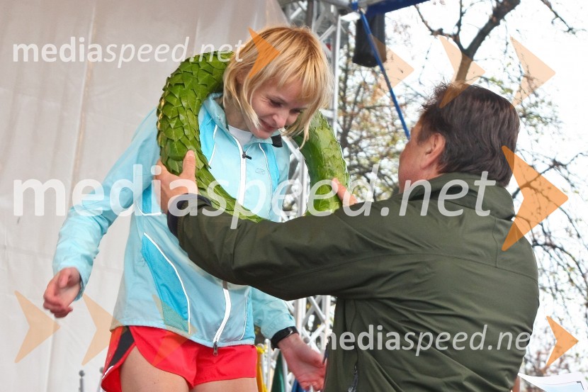 Tatyana Mesentseva (Ukrajina), zmagovalka Ljubljanskega maratona in Zoran Jankovič, župan LjubljaneLjubljanski maraton
