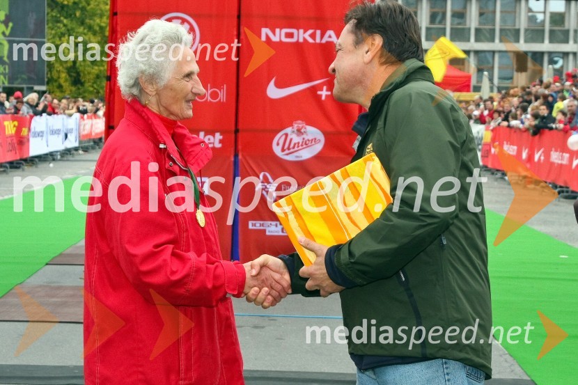 Helena Žigon, najstarejša tekmovalka na Ljubljanskem maratonu in Zoran Jankovič, župan LjubljaneLjubljanski maraton
