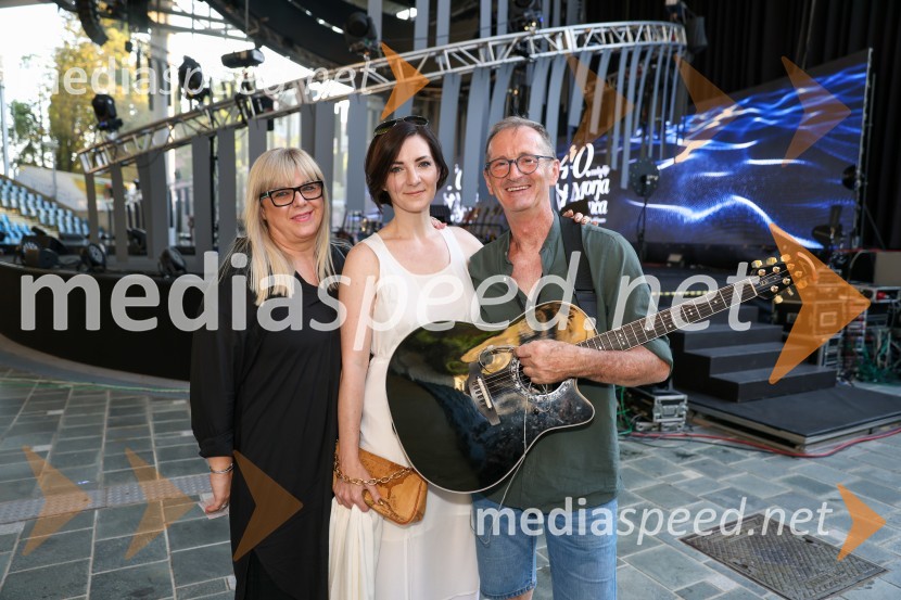  Zlata Baruca;  Lara Baruca, pevka;  Adriano Baruca, glasbenik40. Melodije morja in sonca 2021