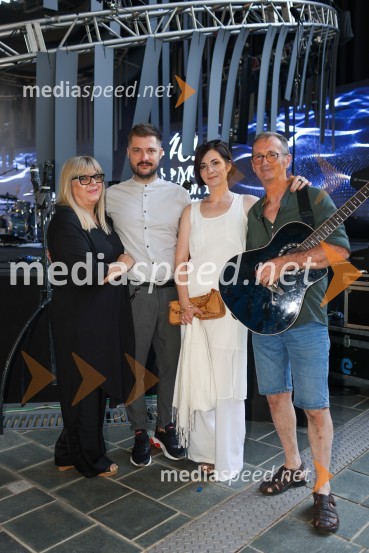  Zlata Baruca;  Den Baruca, direktor Zavoda LJFW;  Lara Baruca, pevka;  Adriano Baruca, glasbenik40. Melodije morja in sonca 2021