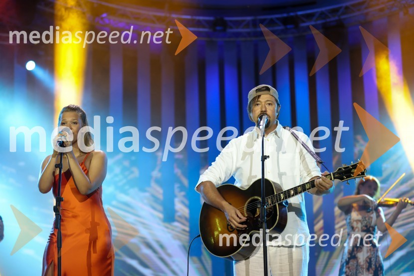  Manca Fekonja, pevka;  Gal Gjurin, glasbenik40. Melodije morja in sonca 2021