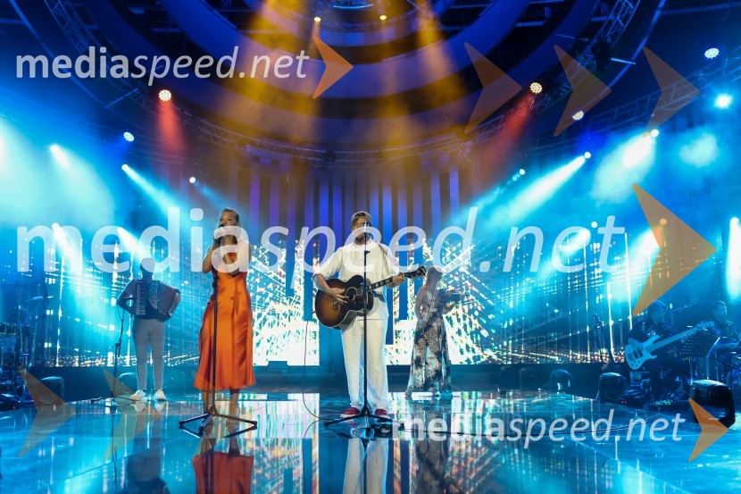  Manca Fekonja, pevka;  Gal Gjurin, glasbenik40. Melodije morja in sonca 2021