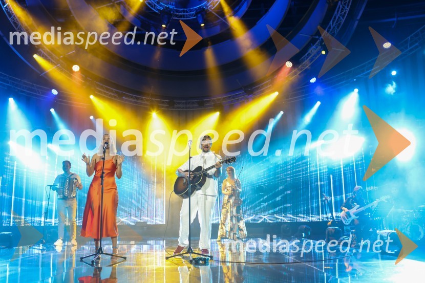  Manca Fekonja, pevka;  Gal Gjurin, glasbenik40. Melodije morja in sonca 2021