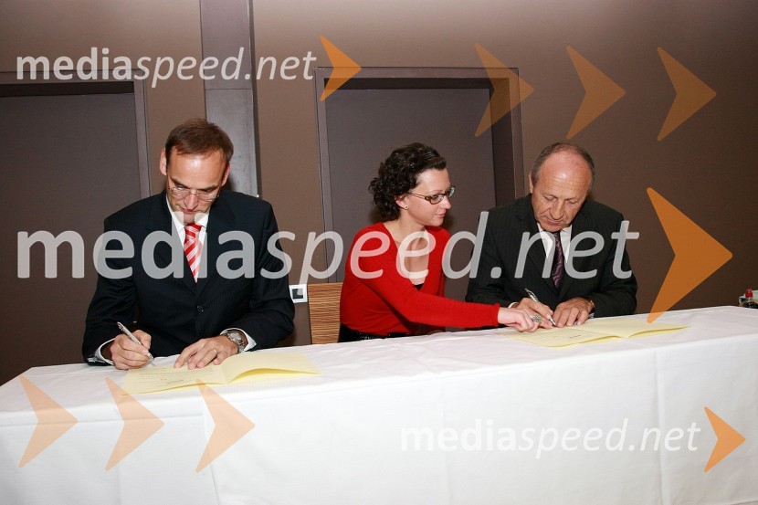 Mag. Aleksander Salkič, vodja službe za odnose z javnostmi pri Petrolu in predsednik PRSS (Slovensko društvo za odnose z javnostmi), Saša Mrak, Dnevnik in Branko Pavlin, predsednik uprave Dnevnik, d.d.12. SKOJ (Slovenska konferenca o odnosih z javnostmi) 2008, 2. dan