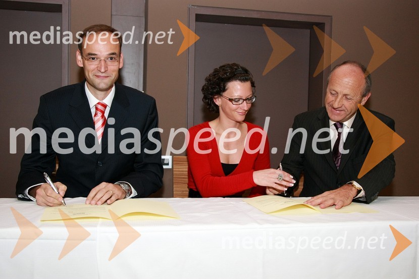 Mag. Aleksander Salkič, vodja službe za odnose z javnostmi pri Petrolu in predsednik PRSS (Slovensko društvo za odnose z javnostmi), Saša Mrak, Dnevnik in Branko Pavlin, predsednik uprave Dnevnik, d.d.12. SKOJ (Slovenska konferenca o odnosih z javnostmi) 2008, 2. dan