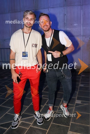  David Hojnik, modni oblikovalec DH fashion;  Goran Pfeiler, frizer, studio Orange40. Melodije morja in sonca 2021