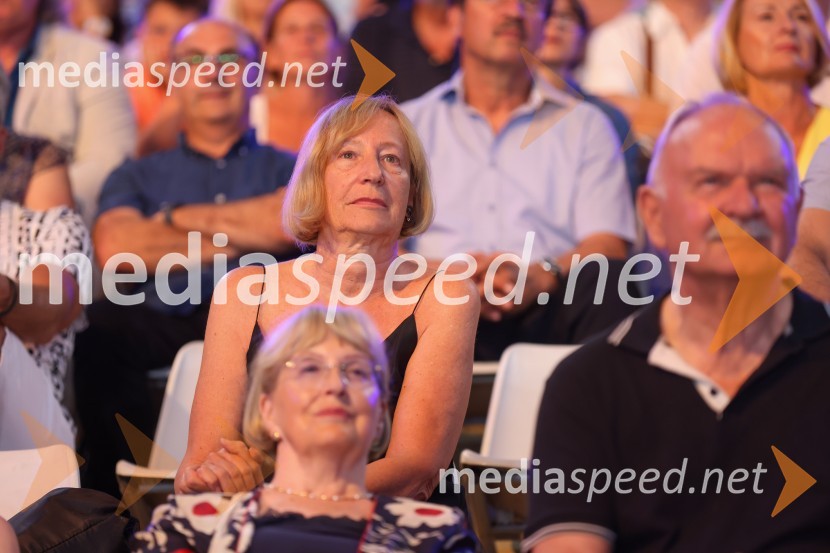  Mojca Menart, vodja založništva na RTV SLO40. Melodije morja in sonca 2021