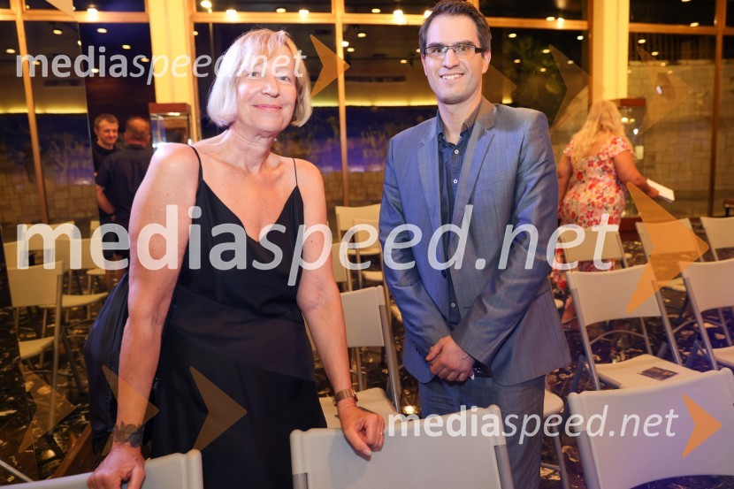  Mojca Menart, vodja založništva na RTV SLO;  Andrej Grah Whatmough, generalni direktor RTV Slovenija40. Melodije morja in sonca 2021