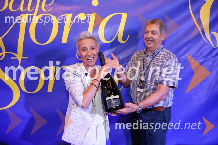  Tatjana Mihelj, pevka;  Borut Bažec, v.d. direktorja, Avditorij Portorož40. Melodije morja in sonca 2021