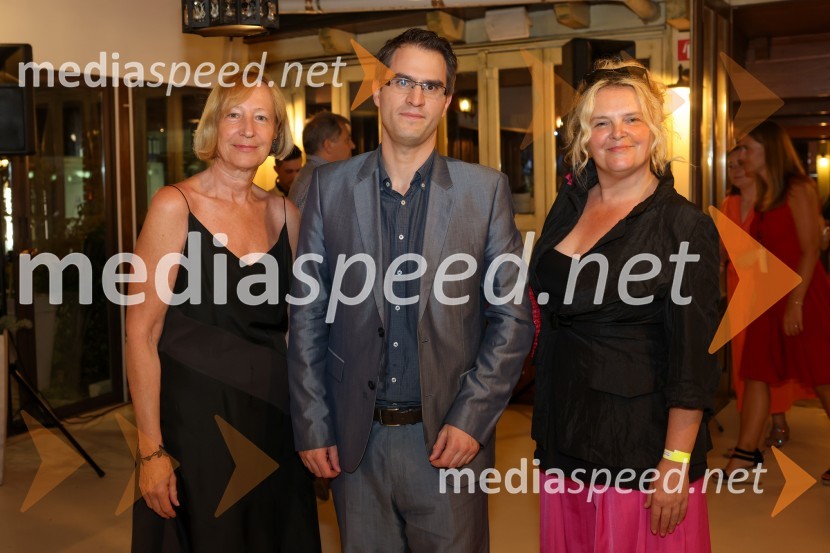  Mojca Menart, vodja založništva na RTV SLO;  Andrej Grah Whatmough, generalni direktor RTV Slovenija;  Katja Pegan,  direktorica in režiserka, Gledališče Koper Teatro Capodistria40. Melodije morja in sonca 2021