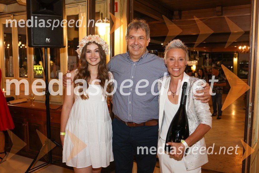  Saša Lešnjek, pevka, igralka;  Borut Bažec, v.d. direktorja, Avditorij Portorož;  Tatjana Mihelj, pevka40. Melodije morja in sonca 2021