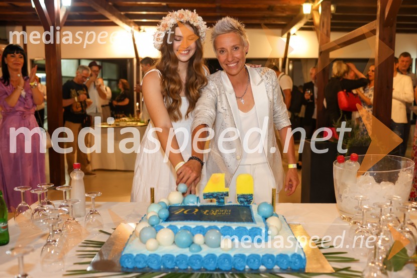  Saša Lešnjek, pevka, igralka;  Tatjana Mihelj, pevka40. Melodije morja in sonca 2021