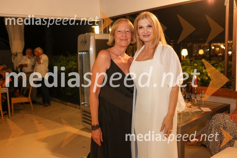  Mojca Menart, vodja založništva na RTV SLO;  Helena Blagne, pevka40. Melodije morja in sonca 2021