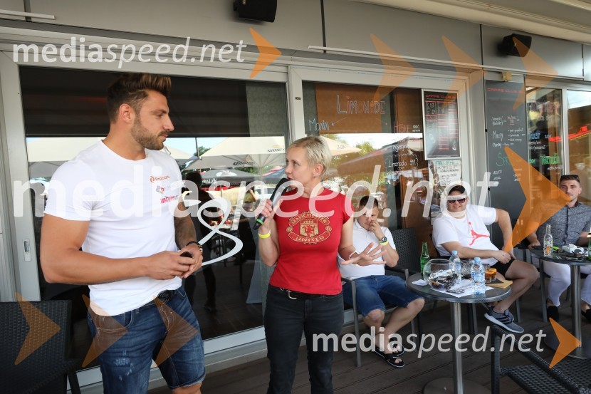  Gregor Čeglaj, Finalist Mister Slovenije 2017, Sanjski moški 2021;  Sandra Kontrec, športna novinarka, radio Maribor;  ... ;  ... ;  Dejan Ramšak, najemnik lokala Caffe Club 911 MariborSanjski moški žural v Mariboru