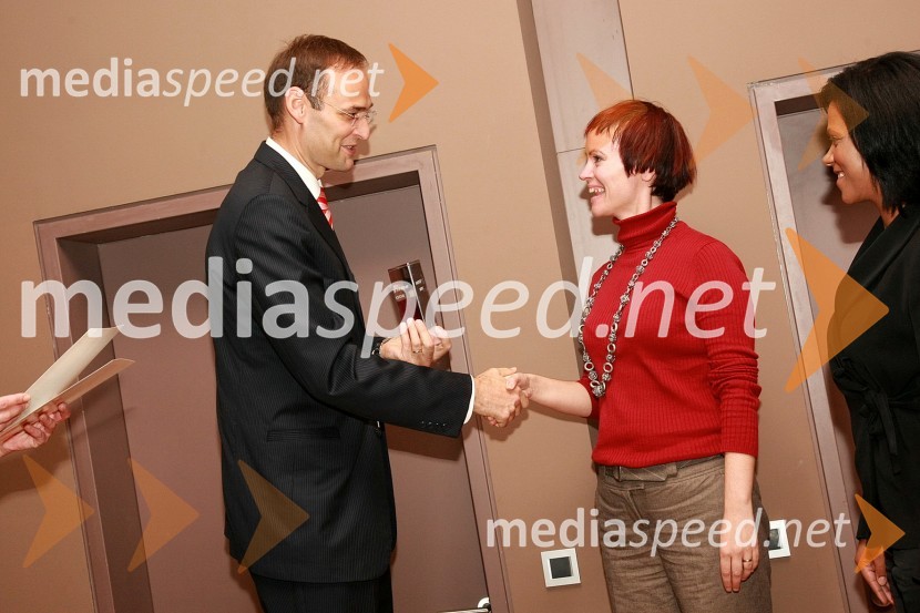 Podelitev nagrad Prizma 2008: mag. Aleksander Salkič, vodja službe za odnose z javnostmi pri Petrolu in predsednik PRSS (Slovensko društvo za odnose z javnostmi) in Petra Božič Blagajac, komunikacijska skupina SPEM (dobitniki nagrade Prizma v kategoriji A - programi v profitni dejavnosti, celovite akcije)12. SKOJ (Slovenska konferenca o odnosih z javnostmi) 2008, 2. dan