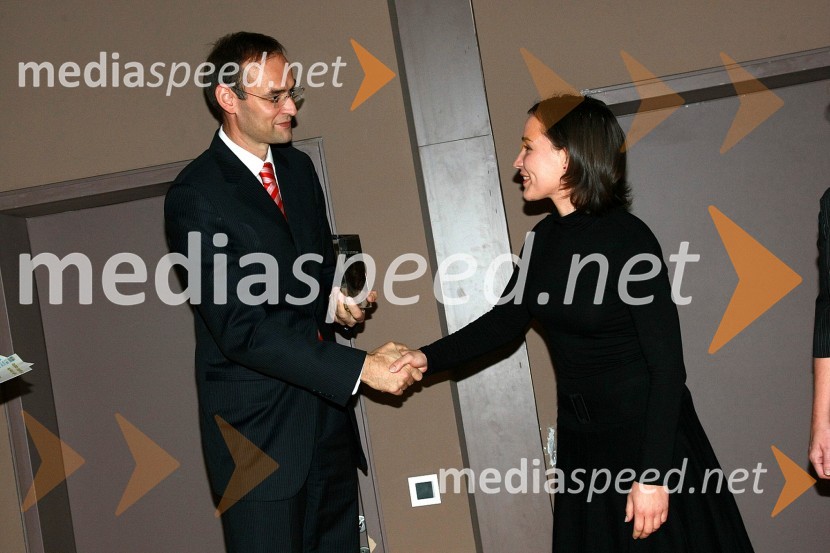 Podelitev nagrad Prizma 2008: mag. Aleksander Salkič, vodja službe za odnose z javnostmi pri Petrolu in predsednik PRSS (Slovensko društvo za odnose z javnostmi) ter ..., predstavnica Futura PR in Droga Kolinska (dobitniki nagrade Prizma v kategoriji C - učinkovita raba PR orodij oz. PR komunikacijskih programov v programih integriranega komuniciranja)12. SKOJ (Slovenska konferenca o odnosih z javnostmi) 2008, 2. dan