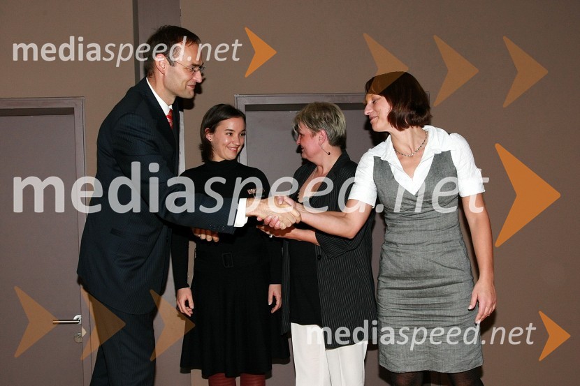 Podelitev nagrad Prizma 2008: mag. Aleksander Salkič, vodja službe za odnose z javnostmi pri Petrolu in predsednik PRSS (Slovensko društvo za odnose z javnostmi) ter predstavnice Futura PR in Droga Kolinska (dobitniki nagrade Prizma v kategoriji C - učinkovita raba PR orodij oz. PR komunikacijskih programov v programih integriranega komuniciranja)12. SKOJ (Slovenska konferenca o odnosih z javnostmi) 2008, 2. dan