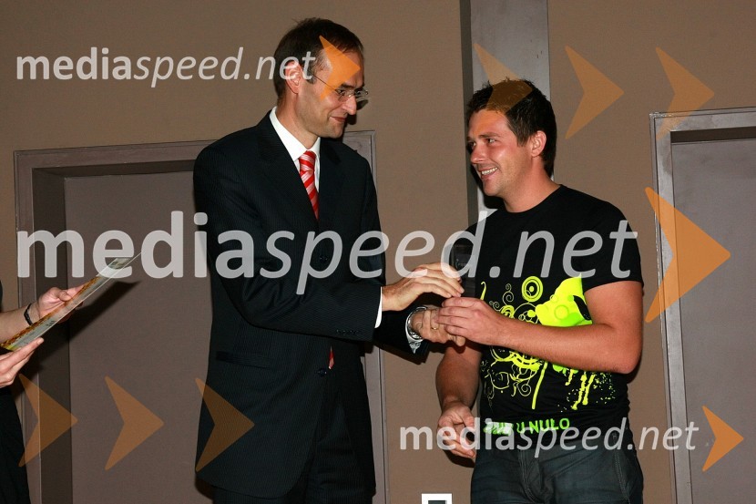 Podelitev nagrad Prizma 2008: mag. Aleksander Salkič, vodja službe za odnose z javnostmi pri Petrolu in predsednik PRSS (Slovensko društvo za odnose z javnostmi) ter predstavnik podjetja Simobil (dobitniki nagrade Prizma v kategoriji E - posebna nagrada za prepoznavnost, učinkovitost in kreativnost)12. SKOJ (Slovenska konferenca o odnosih z javnostmi) 2008, 2. dan