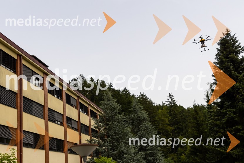 Pošta Slovenije z dronom prepeljala vzorec krvi