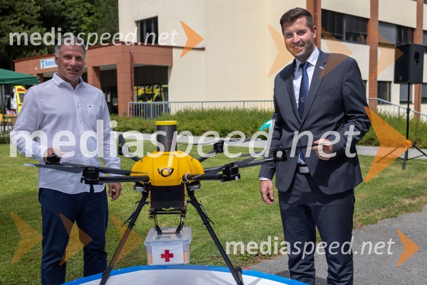dr.med. Jurij Šorli, direktor, Bolnišnica Topolšica;  Tomaž Kokot, začasni gen. direktor, Pošta SlovenijePošta Slovenije z dronom prepeljala vzorec krvi