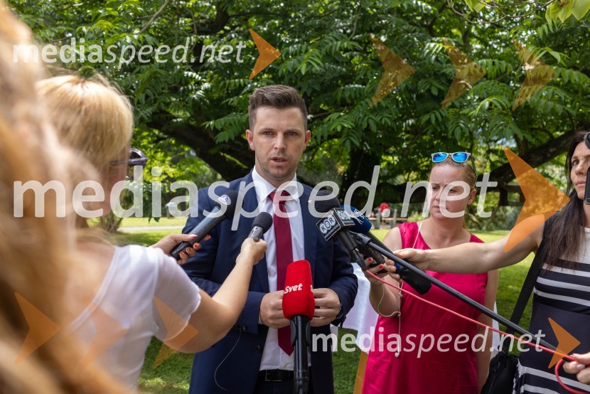  Aleš Mihelič, državni sekretar na Ministrstvu za infrastrukturo;  ... Pošta Slovenije z dronom prepeljala vzorec krvi