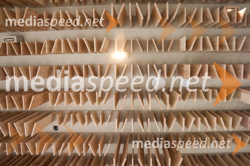 Strop v salonu ponazarja kapnikeHotel Bohinj odprl svoja vrata