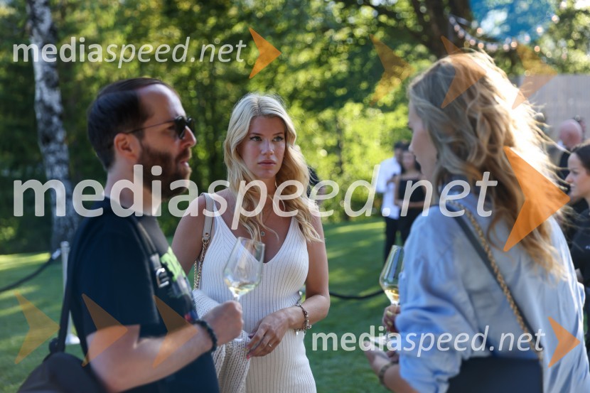  ... ;  Lara Koren Nastran, manekenka, Miss Casino Korona 2013;  ... Hotel Bohinj odprl svoja vrata