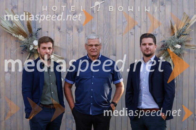  Jure Repanšek, upravitelj, Hotel Bohinj;  Jože Sodja, župan Občine Bohinj;  Damian Merlak, nekdanji solastnik kripto borze BitstampHotel Bohinj odprl svoja vrata