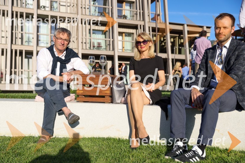  Dušan Olaj, Duol d.o.o., prejemnik nagrade GZS 2018; mag. Maja Pak Olaj, direktorica, Slovenska turistična organizacija;  ... Hotel Bohinj odprl svoja vrata