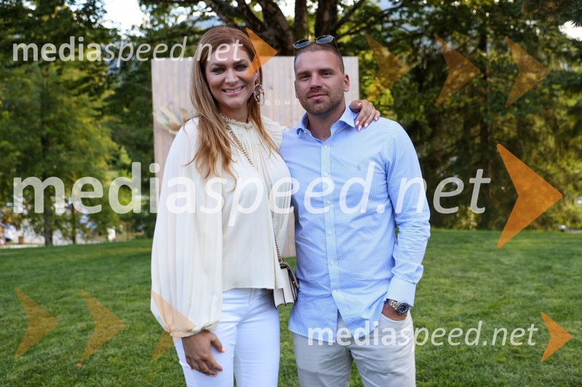  Manca  Špik, pevka;  ... Hotel Bohinj odprl svoja vrata