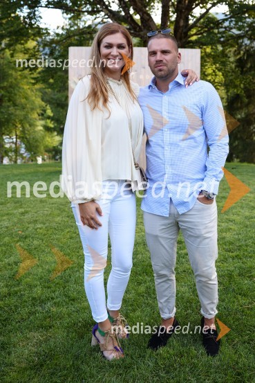  Manca  Špik, pevka;  ... Hotel Bohinj odprl svoja vrata