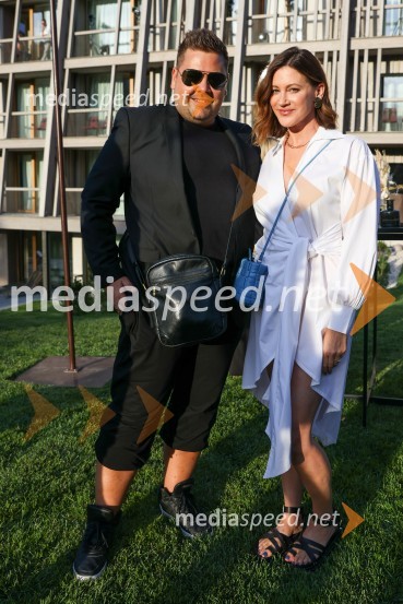  Nejc Simšič, novinar;  Hanah ManziniHotel Bohinj odprl svoja vrata