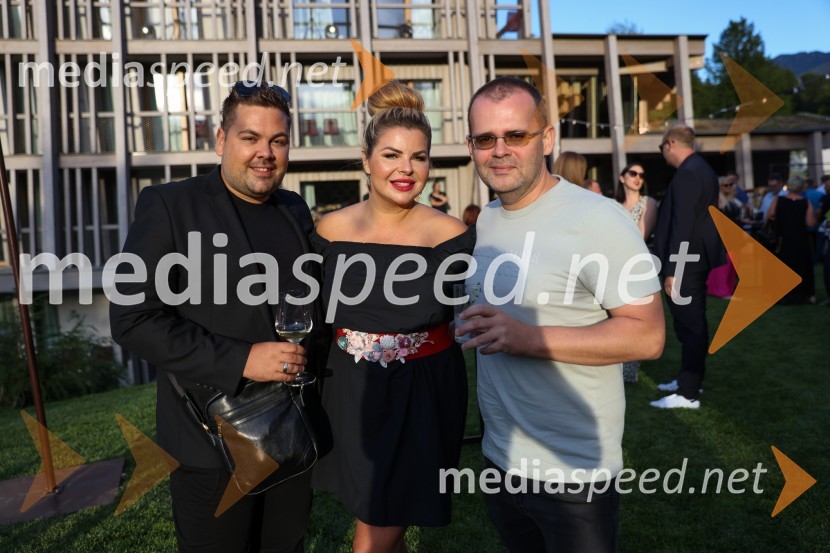  Nejc Simšič, novinar;  Neža Buh-Neisha, glasbenica;  Alan Kavčič, predstavnik za odnose z javnostmi SNG MariborHotel Bohinj odprl svoja vrata