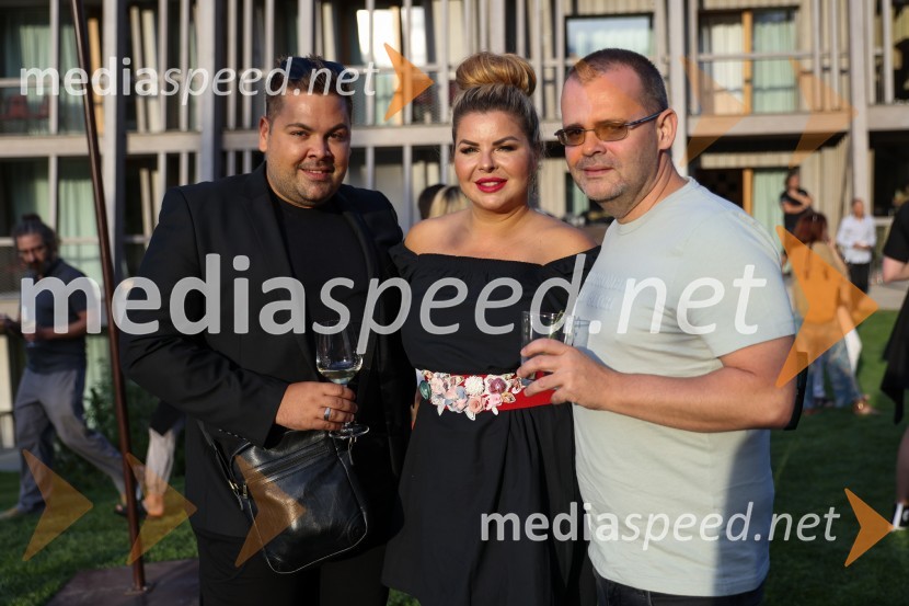  Nejc Simšič, novinar;  Neža Buh-Neisha, glasbenica;  Alan Kavčič, predstavnik za odnose z javnostmi SNG MariborHotel Bohinj odprl svoja vrata