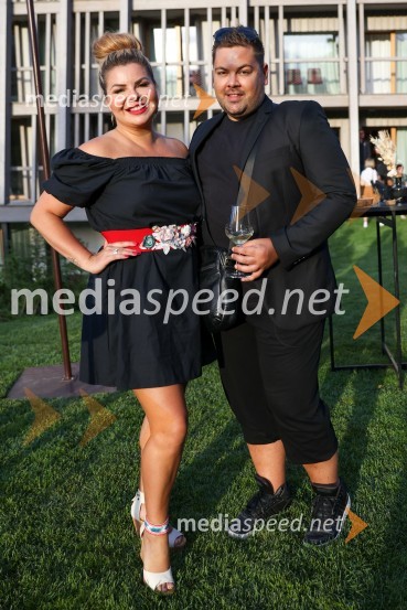  Neža Buh-Neisha, glasbenica;  Nejc Simšič, novinarHotel Bohinj odprl svoja vrata