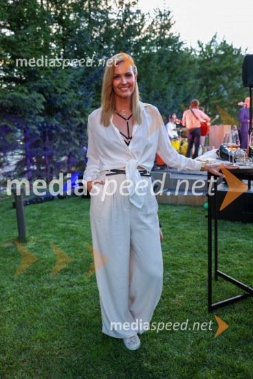  Tjaša  Kokalj Jerala, manekenka, voditeljicaHotel Bohinj odprl svoja vrata